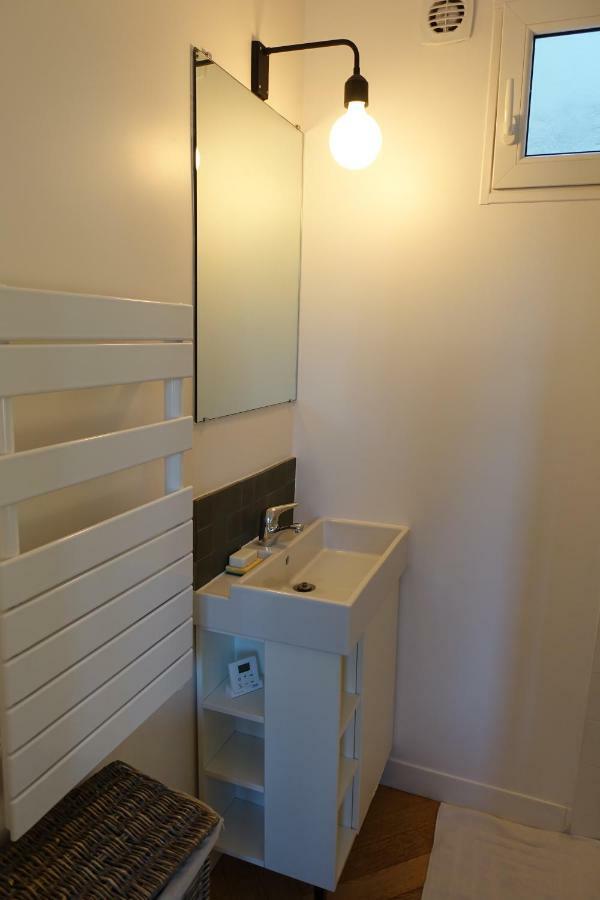 Sunny And Quiet Apartment Париж Екстериор снимка